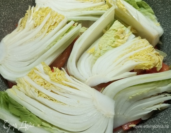 Выложить в сковороду к овощам. Жарить, помешивая, 10 минут.