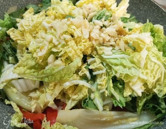 Выложить в сковороду, добавить чеснок.