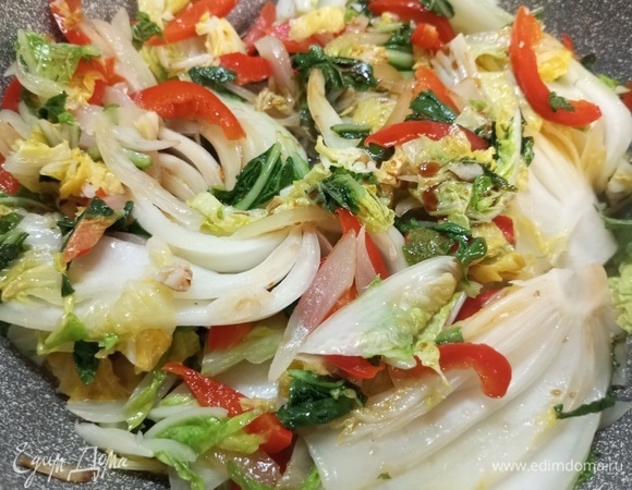 Влить рыбный и соевый соус. Тушить 3–4 минуты.