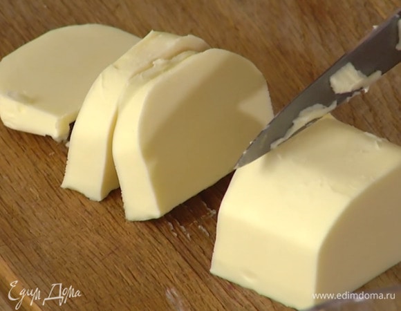 Предварительно охлажденное сливочное масло нарезать кубиками.