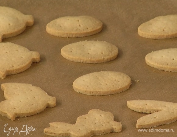 Выложить печенье на противень, часто наколоть вилкой и выпекать в разогретой духовке 12–14 минут.