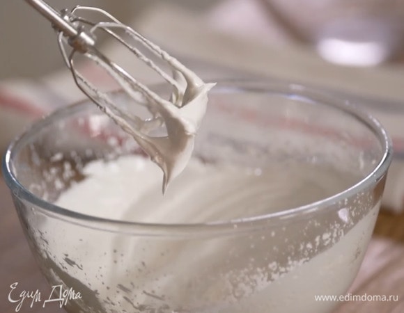 Приготовить глазурь: охлажденный белок взбить миксером в легкую пену, затем, продолжая взбивать, выжать в белки из половинки лимона 1 ст. ложку сока и понемногу всыпать сахарную пудру.