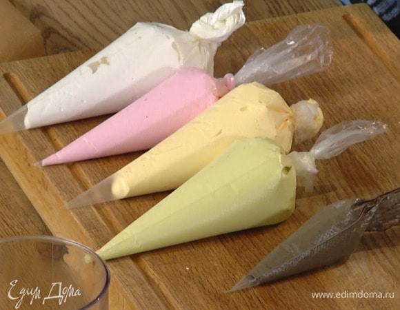 Разделить глазурь на несколько частей, в каждую капнуть немного красителя (одну оставить белой) и перемешать, затем выложить в кондитерские конверты, срезать кончики и украсить печенье.