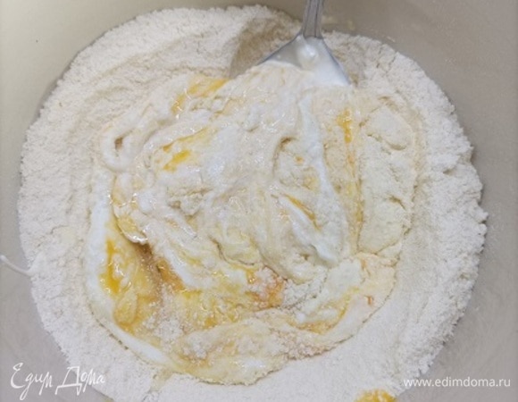 Оба вида муки смешать с солью, сахаром, ванильным сахаром и разрыхлителем. Добавить холодное масло кусочками и пробить в блендере в крошку. Сметану смешать с яйцом с помощью вилки и добавить к сухим ингредиентам.