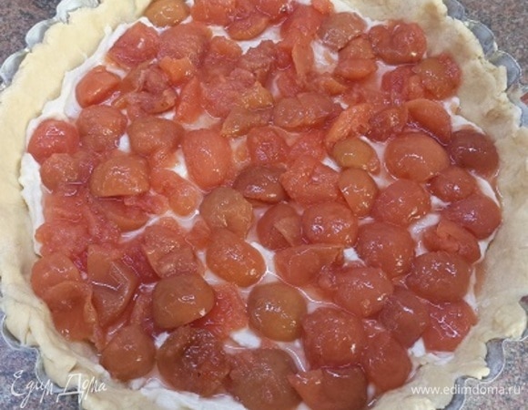 Распределить начинку из рикотты, а сверху выложить джем, любое густое варенье или, как у меня, кусочки яблок из варенья.