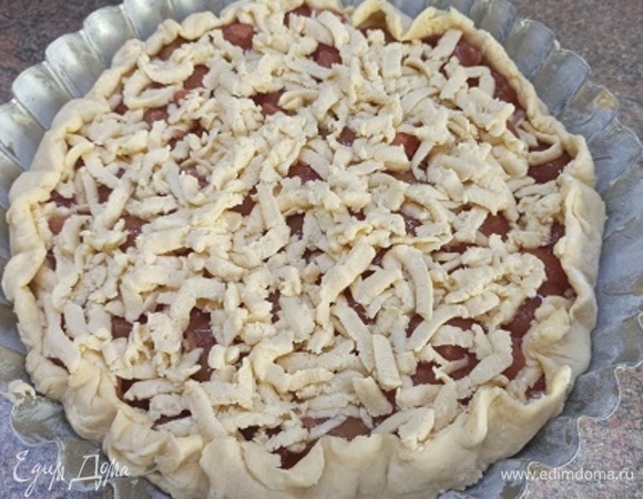 Тесто из морозильной камеры натереть на крупной терке поверх начинки. Выпекать 40–45 минут, до золотистого цвета. Ориентируйтесь по своей духовке.