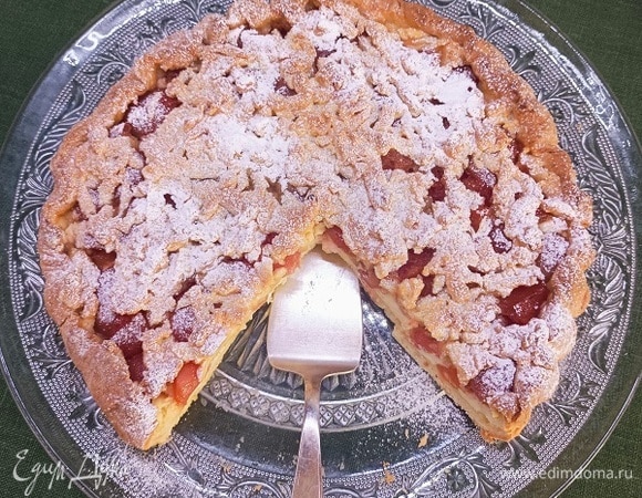 Готовый пирог остудить и посыпать сахарной пудрой.