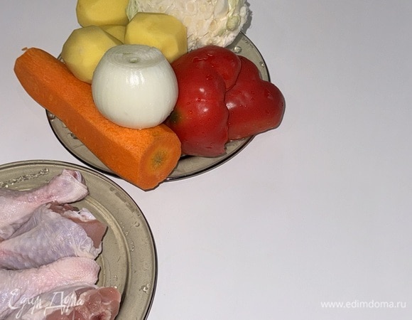 Помыть куриные голени и овощи.