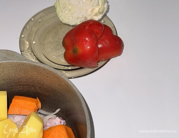 Нарезать крупными кусочками картофель и морковь.