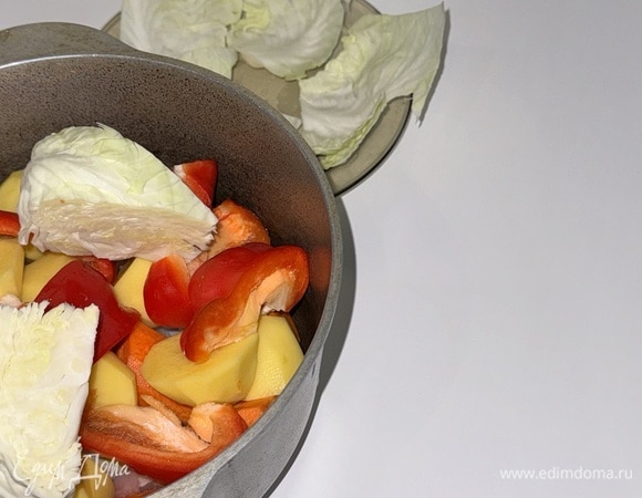 Туда же крупно нарезать болгарский перец и капусту. Оставить несколько листьев.