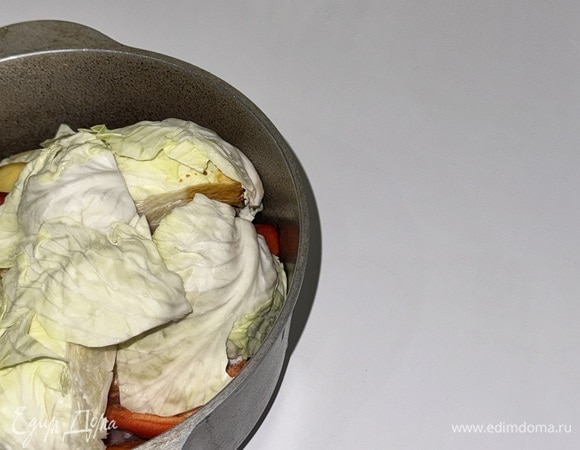 Накрыть капустными листьями, чтобы вся влага задерживалась внутри.