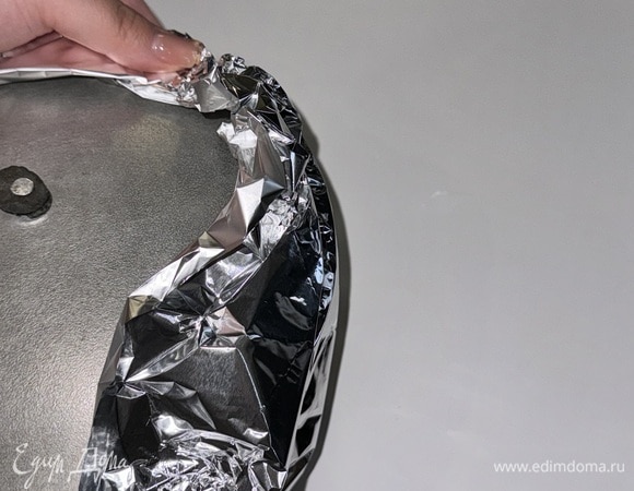 Накрыть крышкой и края запечатать фольгой. На медленный огонь в течение часа.