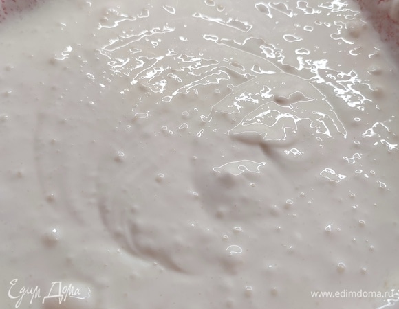 Для крема сметану взбить с сахарной пудрой.