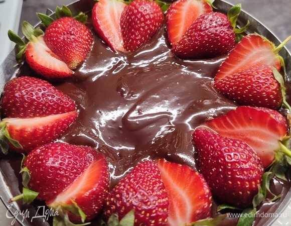 Верхний корж можно украсить кремом и посыпать крошкой от коржей. Или можно залить шоколадной глазурью и украсить на свой вкус.