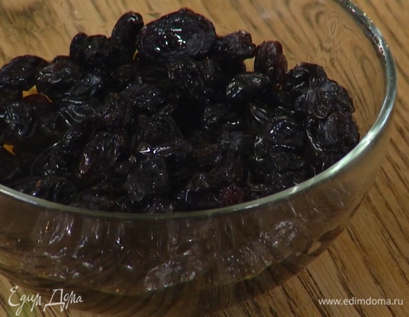 Изюм промыть кипятком, затем залить ромом и дать постоять.