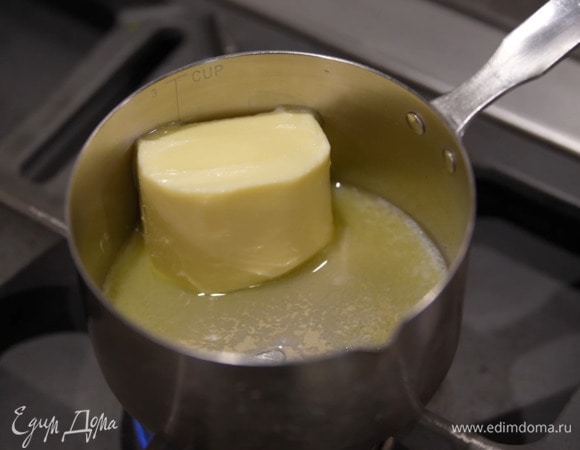 Растопить на маленьком огне 100 г сливочного масла.
