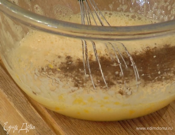 Яйца с сахаром взбить блендером с насадкой-венчиком в пышную массу, затем всыпать ваниль и перемешать венчиком.