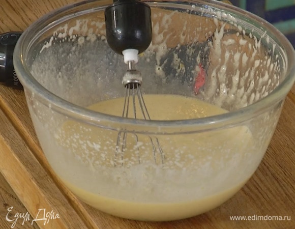 Добавить в яично-сахарную массу сметану и взбить блендером, затем, непрерывно перемешивая венчиком, влить теплое сливочное масло.
