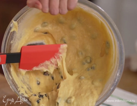 Муку просеять, перемешать с разрыхлителем и всыпать в яично-сливочную массу, затем добавить изюм с ромом и вымешать тесто.