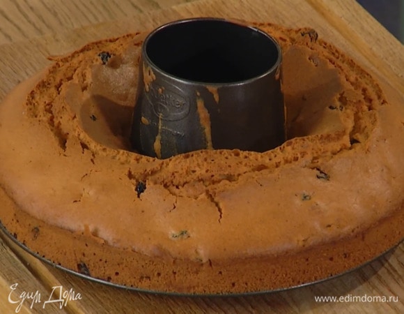 Выпекать кекс в разогретой духовке около часа.