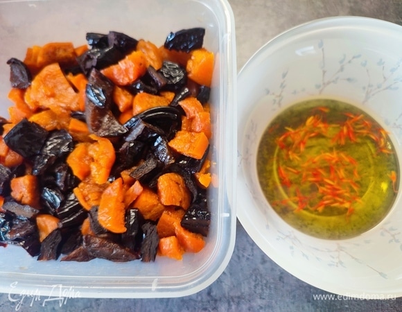 За несколько часов надо залить шафран водкой. Сухофрукты по желанию замочить в коньяке. Я оставляла на ночь.