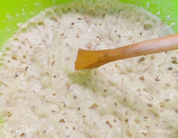 Для опары в теплом молоке растворить дрожжи с сахаром. Всыпать муку и размешать до однородности. Оставить на 20 минут до появления шапочки с пузырьками.