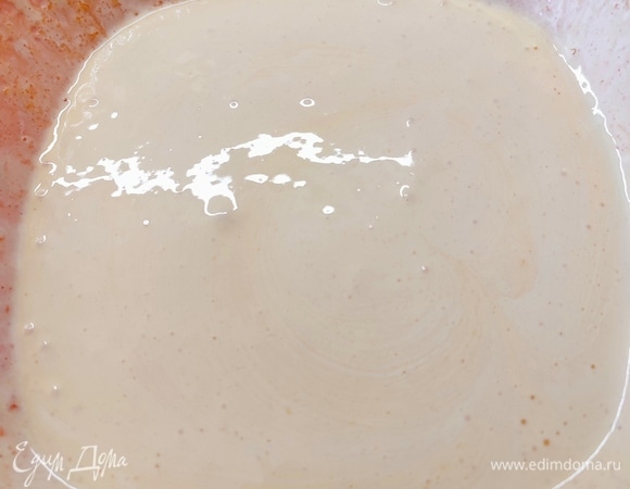 Белки отделить от желтков. Желтки взбить с сахаром до белой пены.