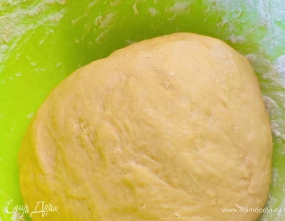 В опару добавить соль, кардамон, желтки, шафрановую водку и растопленное сливочное масло. Перемешать. Постепенно добавить муку и замесить мягкое тесто. Оставить на 2 часа для подъема.