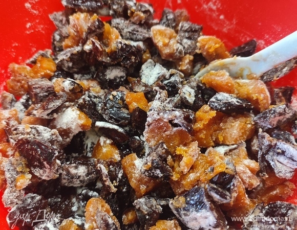 С сухофруктов слить жидкость и обвалять их в муке.