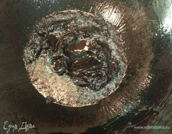 В воке на сильном огне разогреваем растительное масло и обжариваем пасту чаджан пару минут. Пасту аккуратно перекладываем в мисочку.