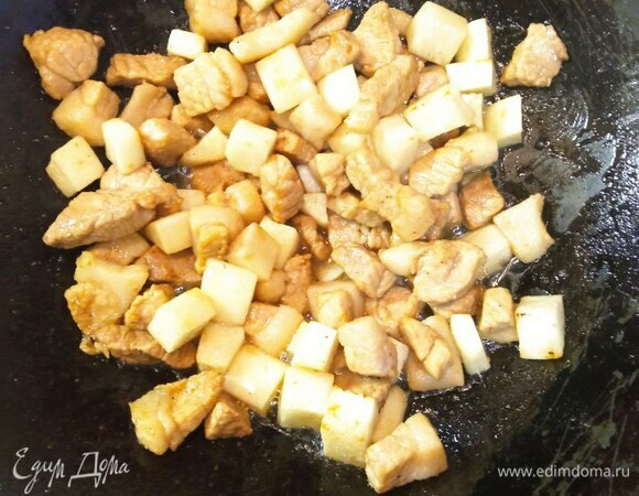 Добавляем дайкон. Обжариваем 1 минуту. Во время обжаривания всех ингредиентов постоянно помешиваем содержимое сковороды.