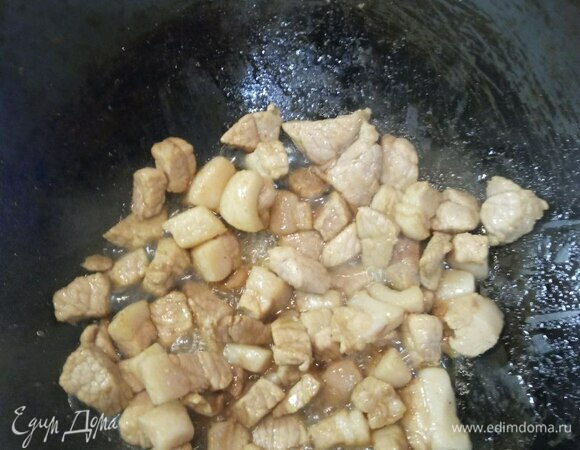 Свинину нарезаем кубиком такого же размера, как овощи. Обжариваем в оставшемся от жарки пасты масле на сильном огне, постоянно помешивая, до золотистой корочки (минут 5). Зависит от размера кубиков.