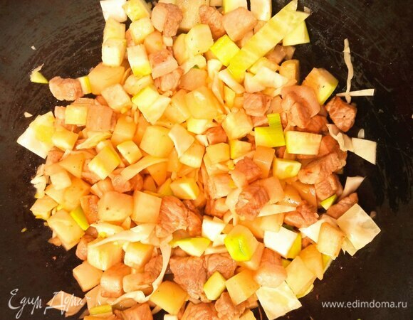 Добавляем капусту и кабачки. Обжариваем 1 минуту.