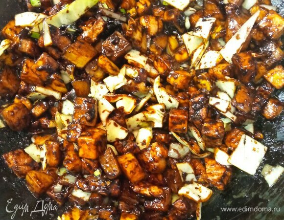 Добавляем пасту. Тщательно перемешиваем.