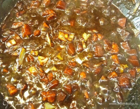 Добавляем 2 стакана воды. Даем закипеть. После закипания уменьшаем огонь, накрываем крышкой и тушим до готовности картофеля (минут 10).