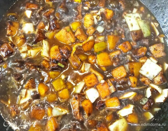 Пока чаджанмен тушится, отвариваем лапшу в кипящей воде согласно инструкции на упаковке. В половине стакана воды разводим крахмал. Когда картофель готов, вливаем крахмал. Не нужно вливать весь сразу, вливайте понемногу и, помешивая, загущаем соус до желательного состояния. Добавляем кунжутное масло. Перемешиваем.