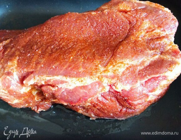Мясо промываем и обсушиваем бумажными полотенцами. Натираем солью и молотым красным перцем, 1 ложкой растительного масла. Укладываем в форму для запекания и отправляем в предварительно разогретую до 210°C духовку на 15 минут.