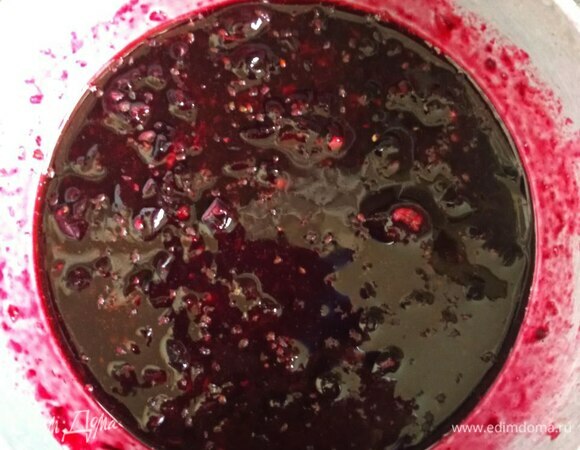 Пока мясо в духовке, готовим маринад: в блендере разминаем смородину, добавляем мед, соевый соус и выдавливаем чеснок.