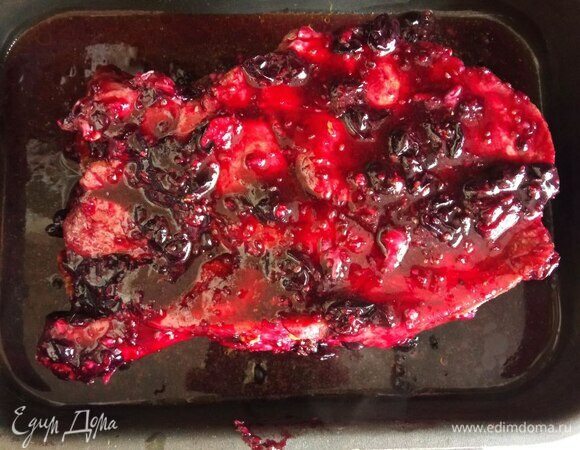 Достаем мясо из духовки и тщательно обмазываем его маринадом. В форму для запекания наливаем 0,5 стакана кипятка. Температуру в духовке снижаем до 180°C и отправляем мясо запекаться на 1 час. Может, чуть больше — зависит от духовки. У меня простояло примерно 1 час 15 минут. Каждые 15 минут поливаем мясо выделившимся соком, смешанным с водой. Готовность определяем, проткнув деревянной палочкой. Если сок прозрачный, мясо готово.