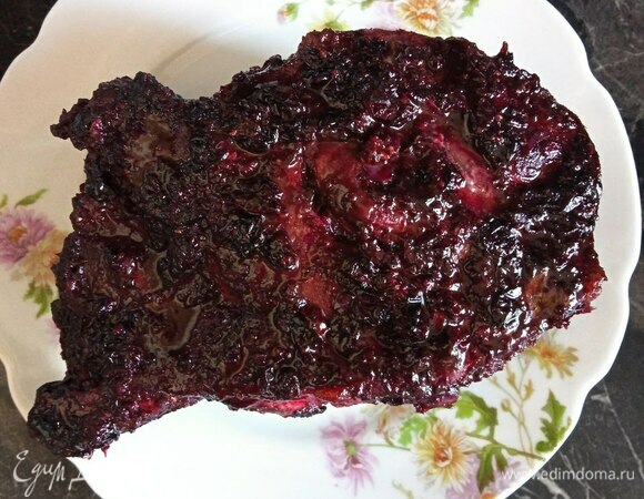 Выкладываем свинину на блюдо и нарезаем на порционные куски.