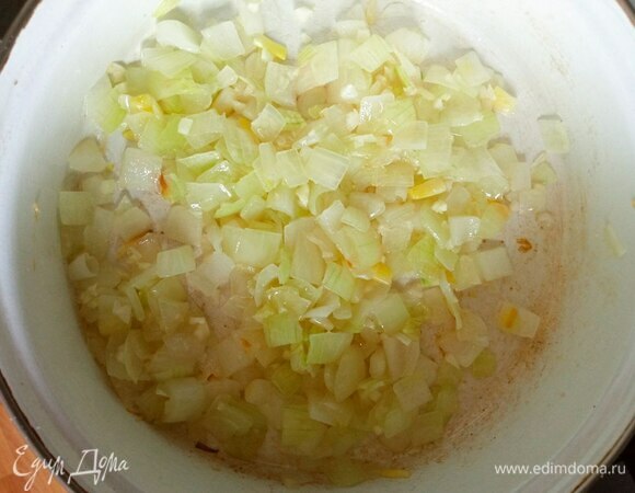 Лук мелко шинкуем. В сковороде растапливаем половину ложки сливочного масла и добавляем ложку растительного. Обжариваем лук до золотистого цвета и перекладываем в посуду, в которой будем тушить.