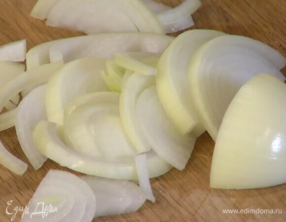 Репчатый лук почистить и нарезать полукольцами.