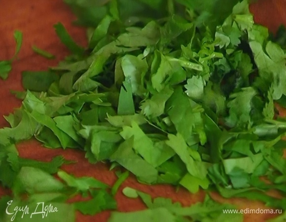Кинзу мелко порубить.