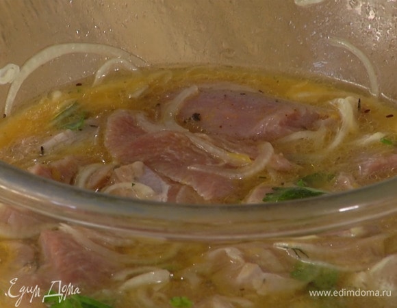 Индейку выложить в глубокую миску, добавить нарезанный лук, чеснок, кинзу, листья тимьяна, сладкую паприку, перец и соль, полить 3 ст. ложками оливкового масла, апельсиновым соком и перемешать. Дать постоять 20–30 минут, а лучше 2 часа.