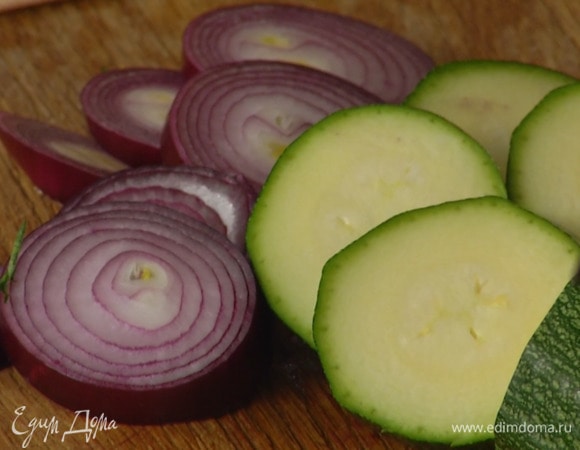 Цукини нарезать кружками.