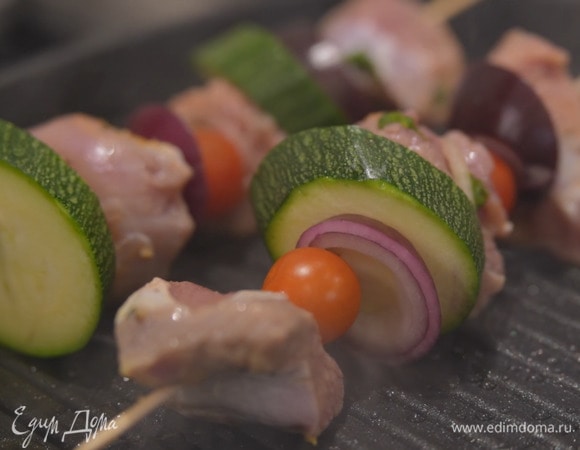 Шпажки промокнуть бумажным полотенцем и, чередуя, нанизать на каждую мясо, красный лук, цукини и черри.