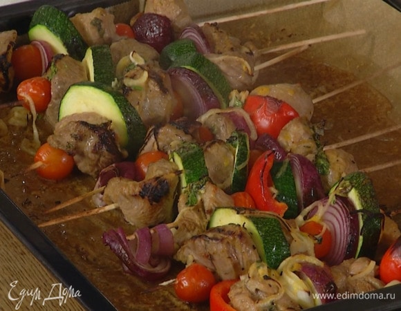 Разогреть сковороду-гриль, сбрызнуть ее оставшимся оливковым маслом и обжарить мясо с овощами со всех сторон, затем переложить на выстеленный бумагой для выпечки противень, сбрызнуть оставшимся маринадом и запекать в разогретой духовке 15 минут.