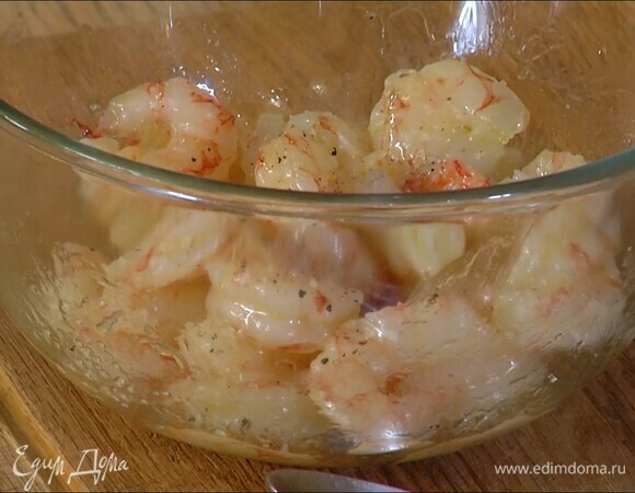 Креветки предварительно разморозить, затем влить оливковое масло, посолить, поперчить и перемешать.