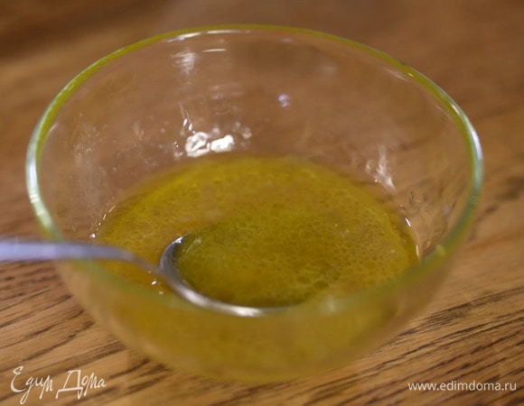 Приготовить соус: в небольшую чашку влить соевый соус, рисовый уксус, соус Nam Pla, растительное масло и 2‒3 ст. ложки воды, всыпать сахар и все перемешать.