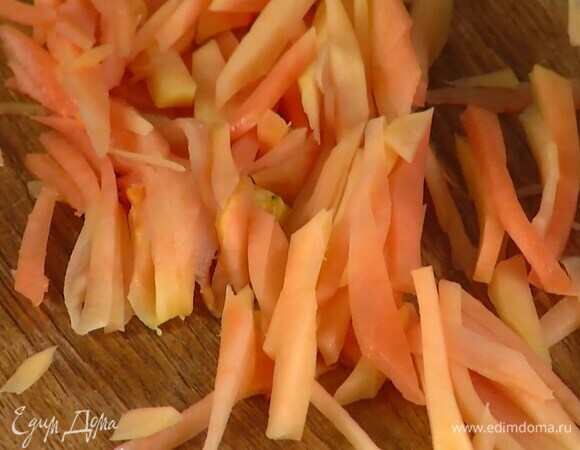 Папайю, удалив семена, почистить и нарезать тонкими полосками.